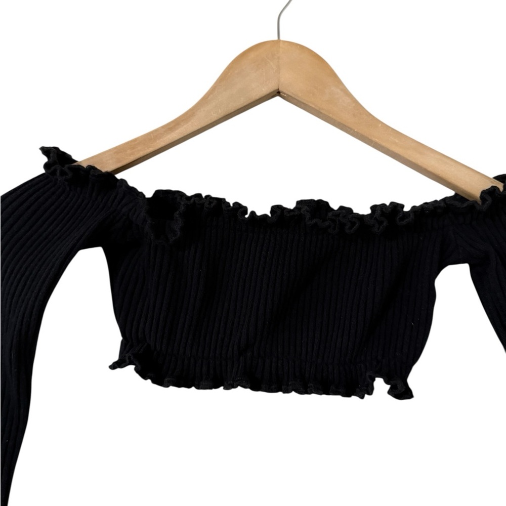 ARE YOU AM I Tiiu Black Off Shoulder Knit Crop Top - Picture 4 of 10